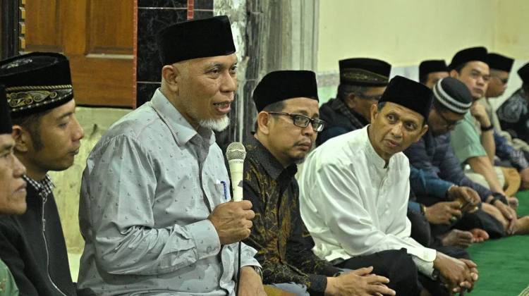 Gubernur Sumbar Beriktikaf di Masjid Baiturrahim Payakumbuh