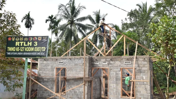 Progres 65 Persen, RTLH Ibu Masraini di Jorong Gudam Masuki Tahap Pemasangan Atap
