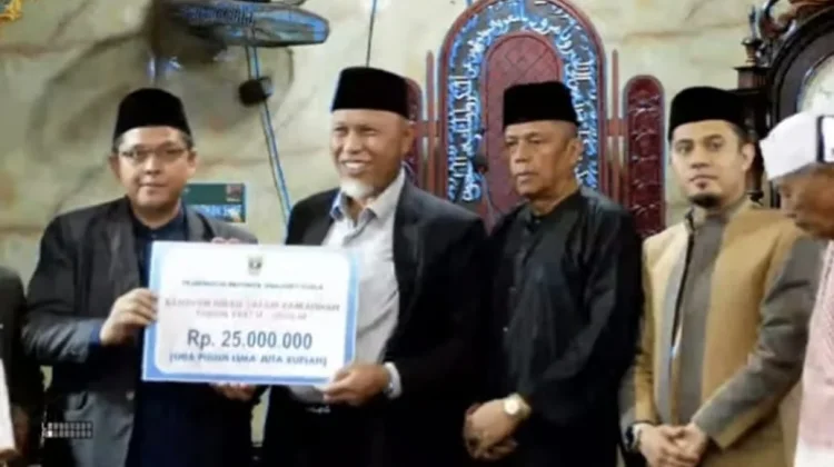 Gubernur Mahyeldi Serahkan Bantuan untuk Masjid Ansharullah Payakumbuh