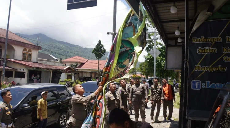 Pemko Padang Panjang Tertibkan Spanduk dan Booth Pedagang di Trotoar