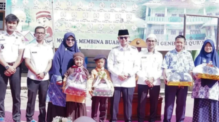 Wawako Ibnu Asis Serahkan Bantuan Seragam Sekolah