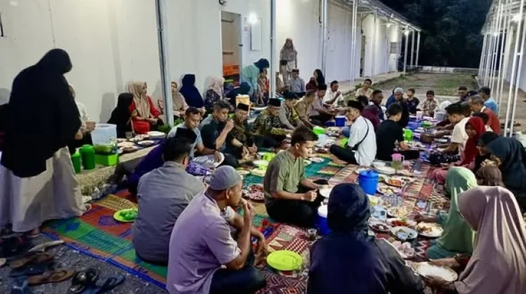 Hangatnya Kebersamaan di Huntara Sumpur, Warga dan Pemerintah Berbuka Bersama
