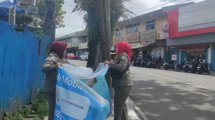 Satpol PP Padang Panjang Tertibkan Baliho Rusak dan Tak Berizin