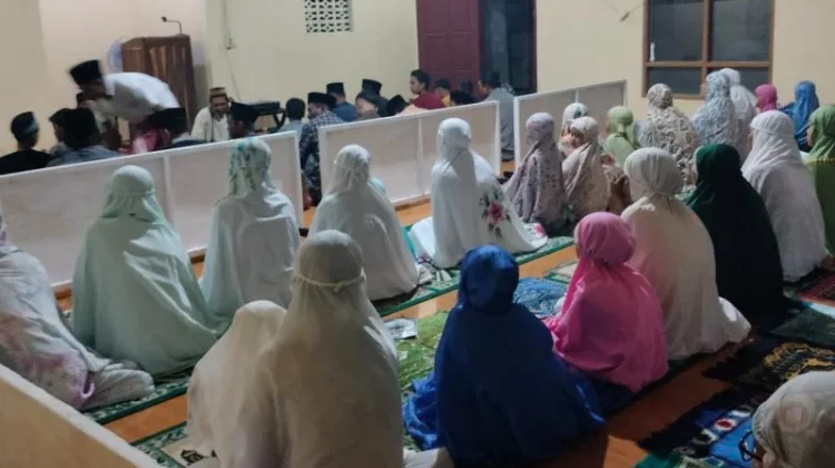 Sholat taraweh malam ke 10 di Bukittinggi