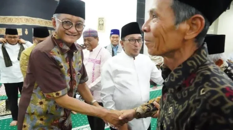 Menteri PU Dody Hanggodo Shalat Taraweh di Masjid Muhammadiyah Batusangkar