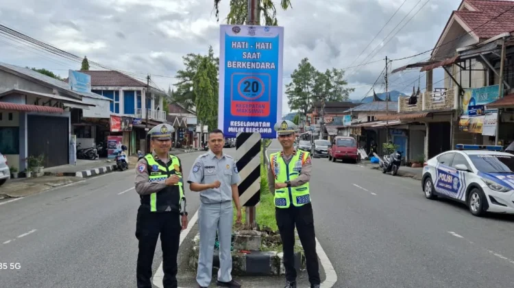 Jasa Raharja dan Satlantas Pasang Spanduk Keselamatan di Lubuk Sikaping