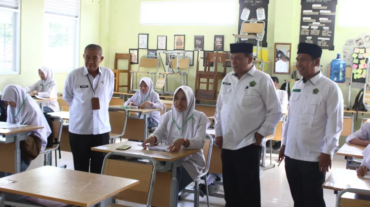 Siswa Aliyah Tanah Datar Jalani Ujian Madrasah, Kemenag Pantau Langsung