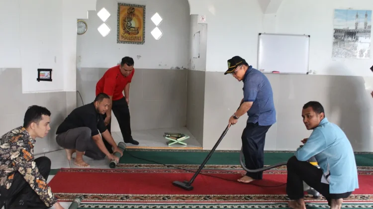Kemenag Tanah Datar Laksanakan Gerakan Bersih-Bersih Masjid 2026!