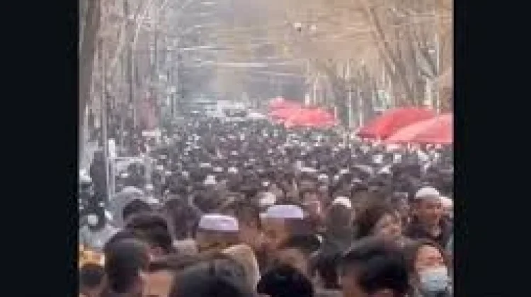 Aktivitas Pasar Takjil Ramadan di China