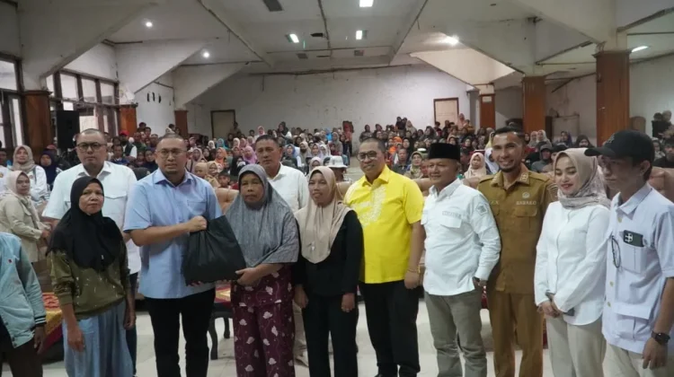 Anggota DPR RI Andre Rosiade Salurkan Paket Sembako untuk Warga Padang Panjang