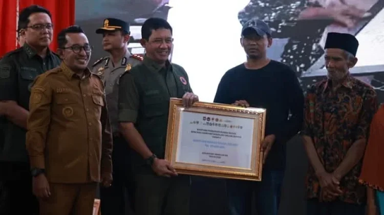 Korban Bencana Hidrometeorologi di Tanah Datar Terima Bantuan Perbaikan Rumah