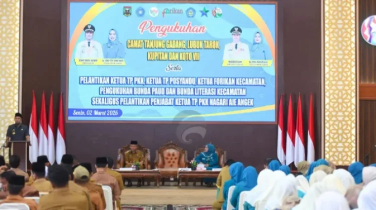 Bupati Sijunjung Kukuhkan Empat Camat Baru di Balairung Lansek Manih
