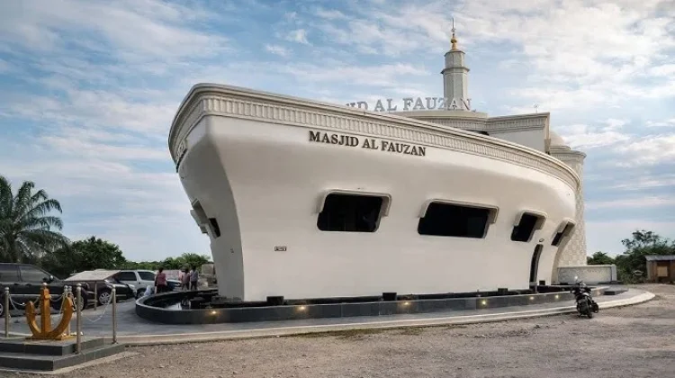 Masjid Kapal Al Fauzan di Pariaman Sumatra Barat