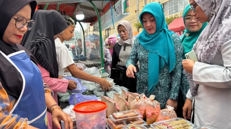 TP-PKK Berbagi Takjil Ramadan, Dukung Pedagang Kuliner Lokal