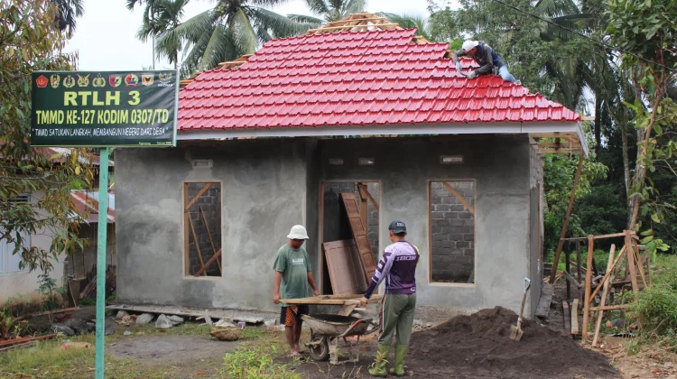 Menjelang Penutupan TMMD, RTLH Ibu Masraini Difinishing