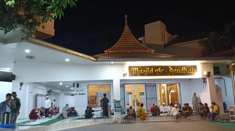 Senyum Anak Yatim Warnai Buka Puasa Bersama di Masjid Ar-Raudhah