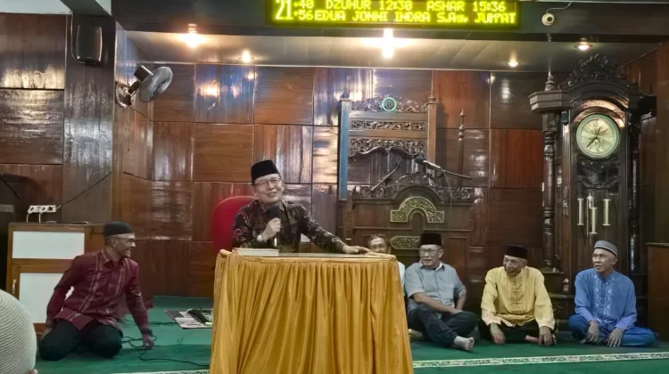 Wali Kota Zulmaeta Silaturahmi dan Serahkan Bantuan di Masjid Muslimin