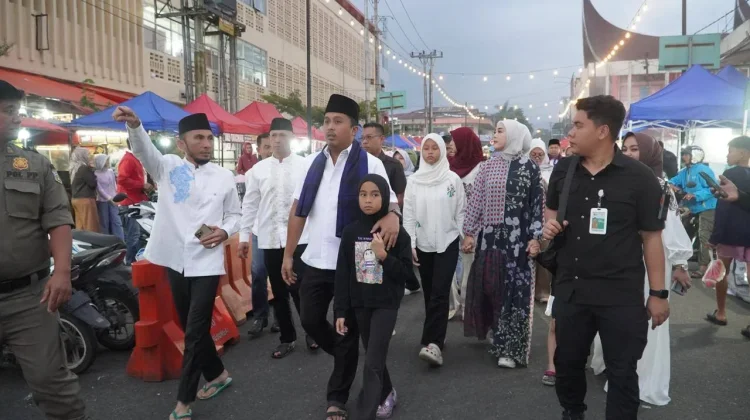 Wagub Sumbar dan Wawako Padang Panjang Berburu Takjil di Pasar Kuliner