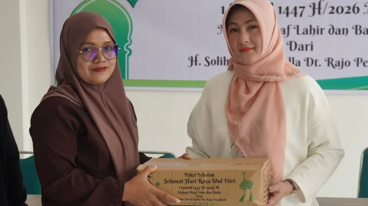 PMI Padang Panjang Salurkan 100 Paket Sembako untuk Korban Bencana