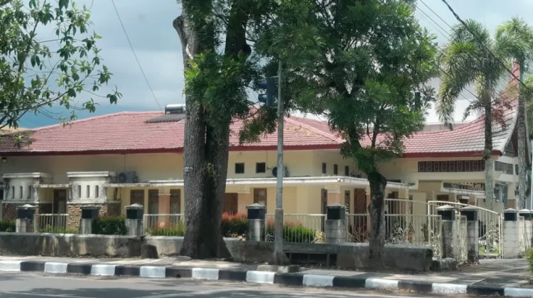 Rumah Dinas Bupati Agam Kusam, Riyan Permana Putra; Pemerintah Disorot Publik