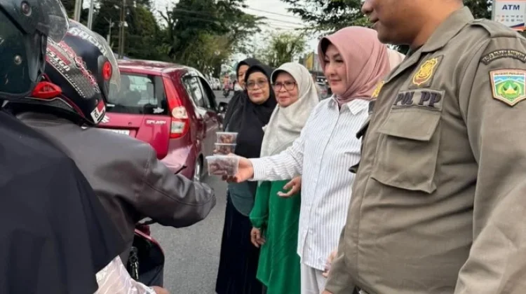 TP PKK Padang Panjang Bagikan Takjil Gratis untuk Warga