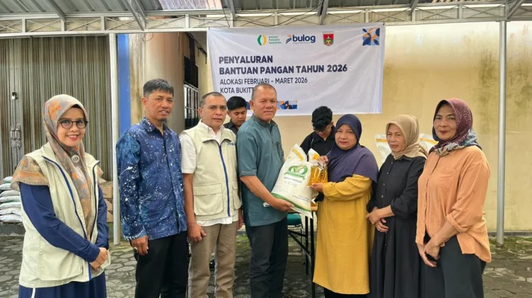 Bulog Bukittinggi Salurkan Bantuan Pangan, Ribuan Warga Tersenyum