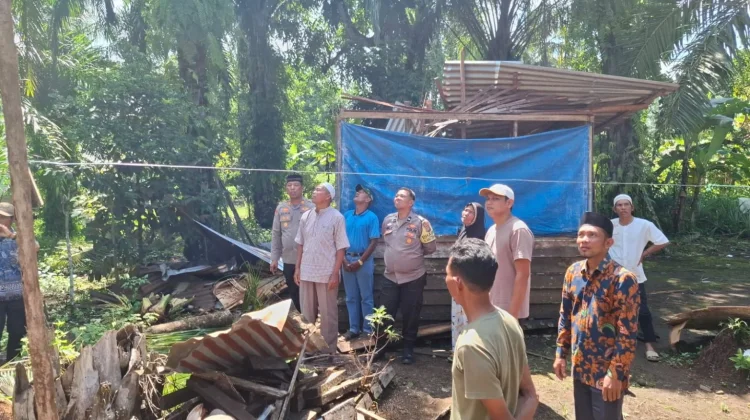 Polsek Pasaman Hadiri Takziah Korban Pohon Tumbang Jorong Rimbo Janduang