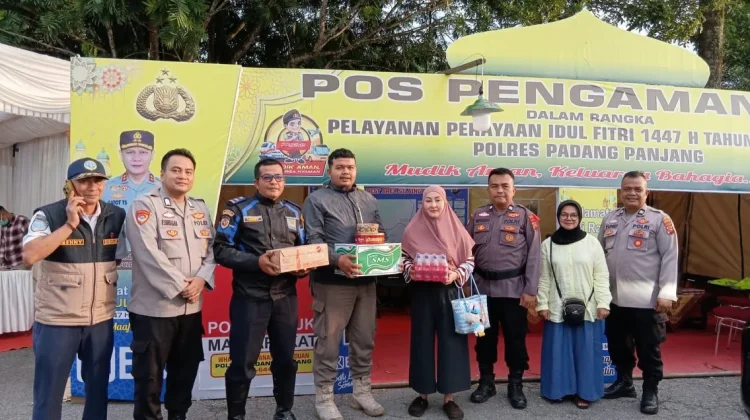 Ketua PKK Padang Panjang Dukung Petugas Pospam Lebaran