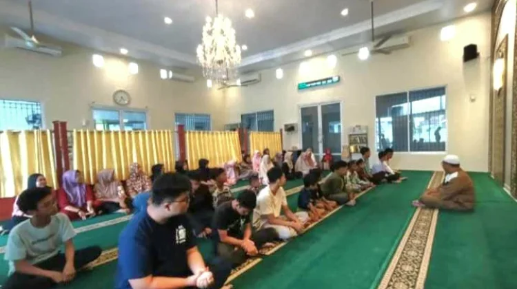Masjid Ar-Raudhah Santuni Yatim dan Serahkan Zakat Jelang Idul Fitri 1447 H
