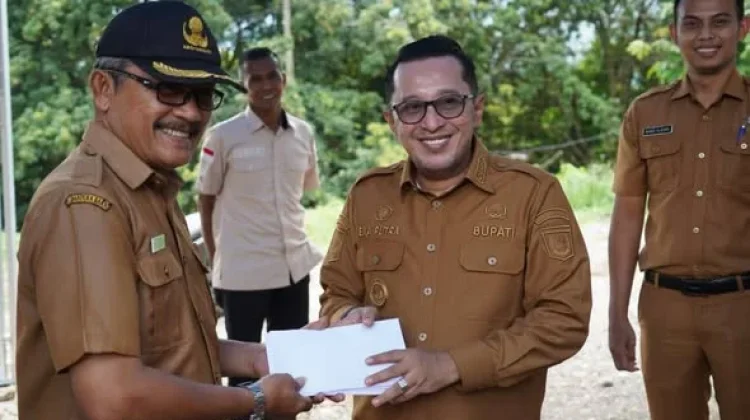 Bupati Salurkan Bantuan Raja Pagaruyung untuk Korban Bencana Tanah Datar