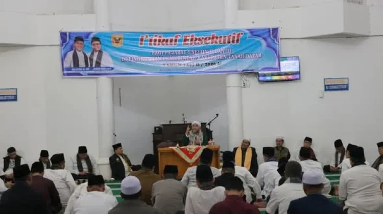 Pejabat Pemkab Tanah Datar Ikuti iktikaf di Masjid Nurul Amin Pagaruyung