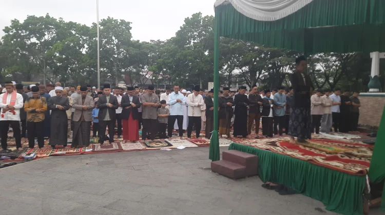 Hujan Gerimis, Salat Id di Lapangan Wirabraja Bukittinggi Tetap Khidmad