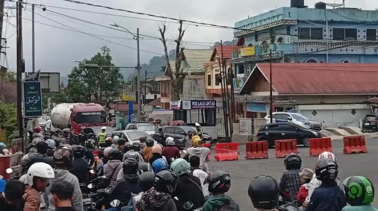 One Way, Jalur Lintas Padang-Bukittinggi Terus Dipadati Beragam Kendaraan