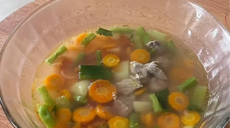 Sup daging, campur wortel, kentang, dan buncis