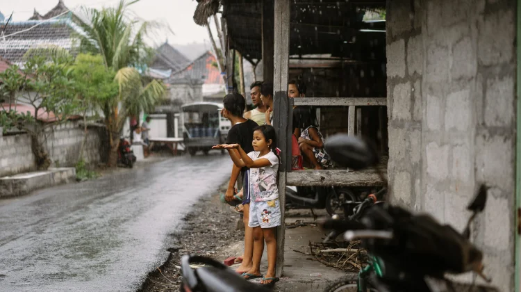 Berat Melangkah Pergi, Kampung Halaman Selalu Memanggil