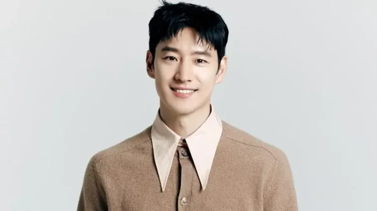 Lee Je Hoon Donasikan Rp1 Miliar untuk Pasien Kanker