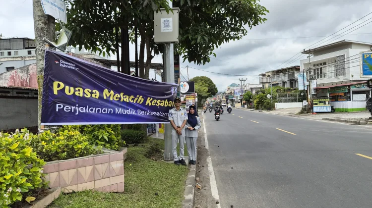 Jasa Raharja dan Polresta Bukittinggi Pasang Baliho Peringatan Rawan Lakalantas