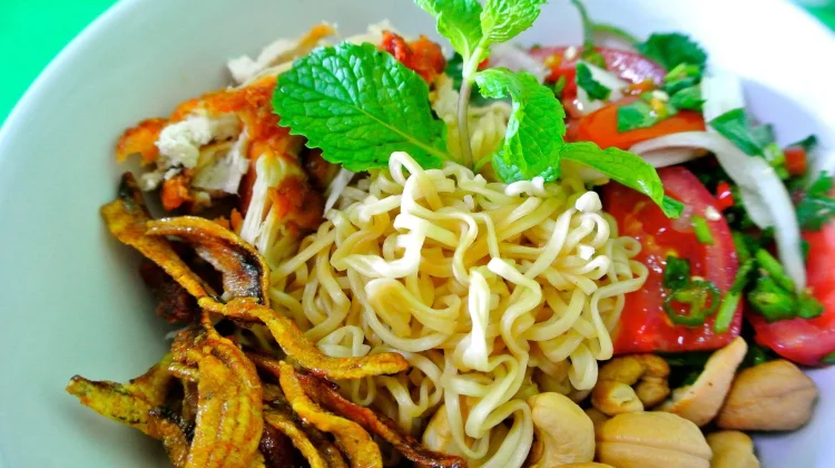 Bijak Menikmati Instant noodles dalam Pola Makan Harian