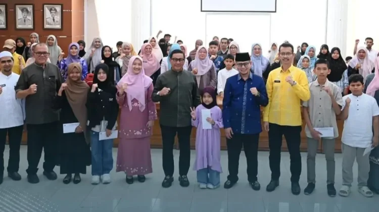 Wako Ramlan Serahkan Santunan Korpri untuk Anak Yatim Bukittinggi