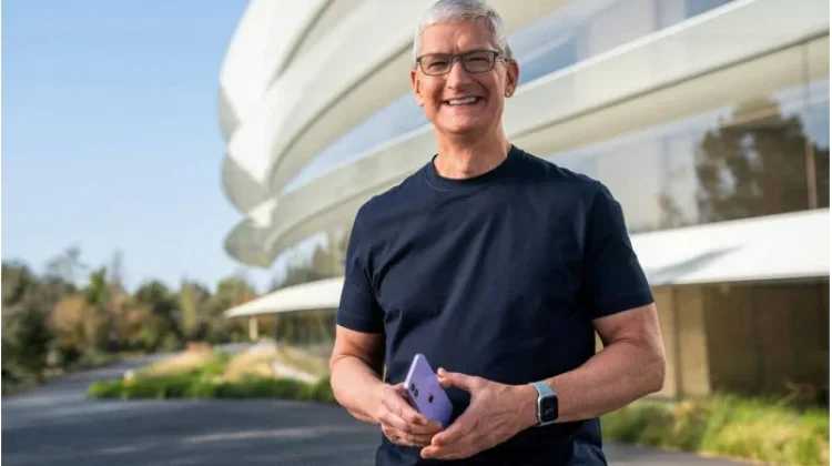 CEO Apple Tim Cook Ingatkan Pengguna Smartphone Kurangi Scroll, Nikmati Waktu di Du