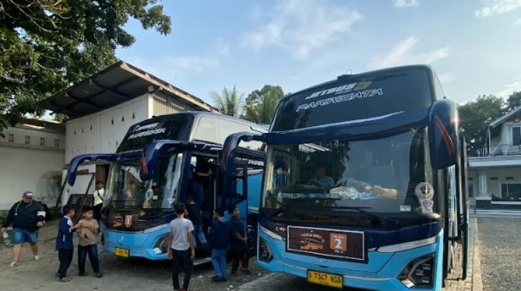 Ratusan Perantau Minang Serentak Kembali Menggunakan Bus Pulang Basamo