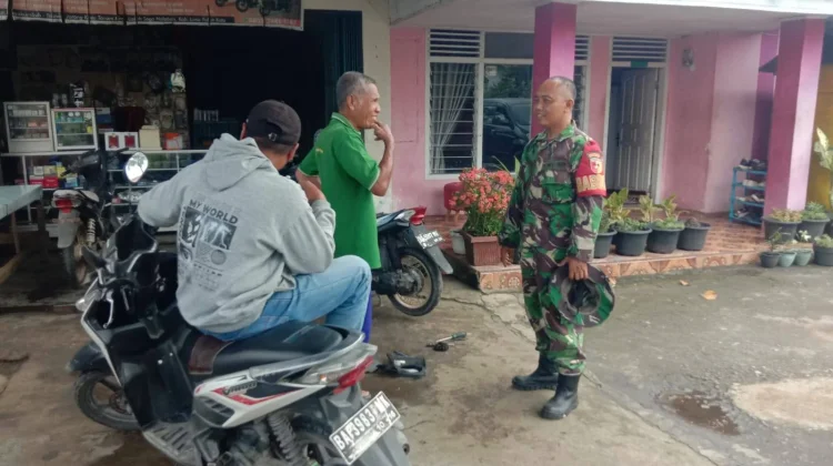 Babinsa Koramil 04/Luhak Ingatkan Warga Waspada Cuaca Ekstrem Sekitar