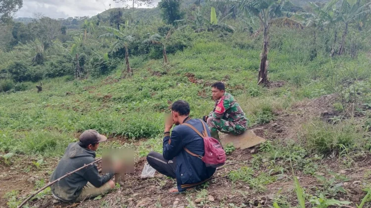 Babinsa Koramil 03/Suliki Ingatkan Warga Waspada Bencana Longsor Sekitarnya