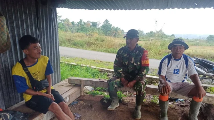 Babinsa Koramil 02/Pangkalan Ajak Warga Jaga Keamanan Lingkungan