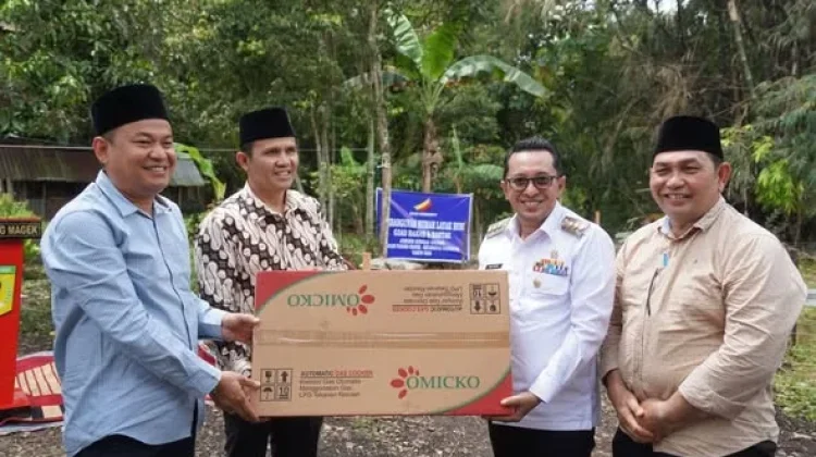 Letakan Batu Pertama Rumah Layak Huni, Bupati Eka Putra Apresiasi Perantau