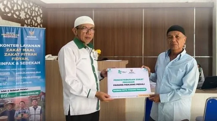 BAZNAS Padang Panjang Salurkan Bantuan ke Mustahik, Bantu Biaya Pengobatan Anak