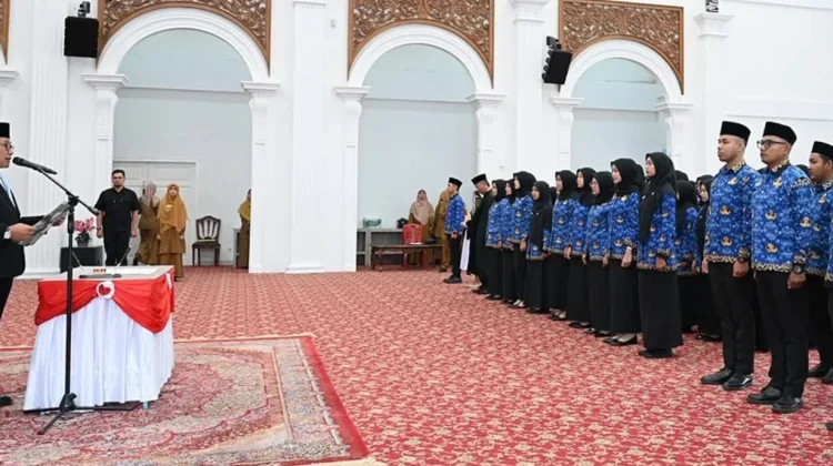 Wako Ramlan Serahkan SK 58 PNS dan SK Pensiun Melfi Abra, Tekankan Profesionalisme