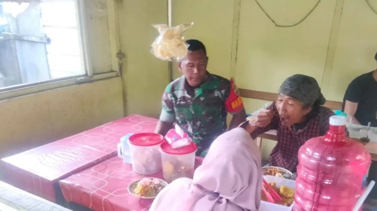 Babinsa Koramil 02/Pangkalan Pererat Silaturahmi dengan Warga melalui Komsos