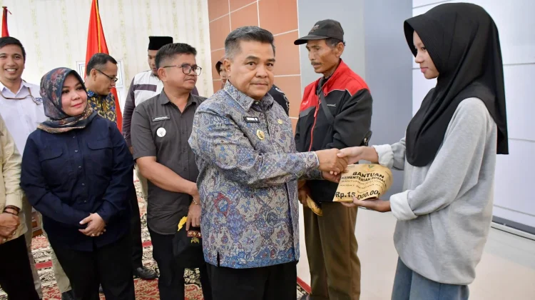 Bupati Agam Serahkan Bantuan Kemensos RI untuk Korban Terdampak Bencana