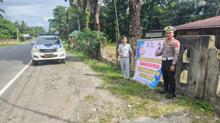 Jasa Raharja Pasang Spanduk Himbauan di Pasaman Barat